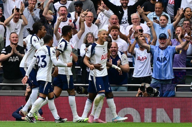 Cầu thủ Tottenham ăn mừng bàn thắng trước khán đài phấn khích.